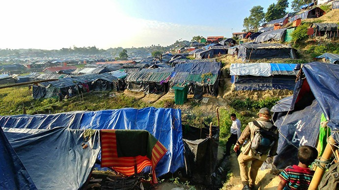 Walking through camp Rohingya