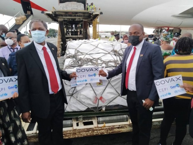Malawi officials receive COVAX delivery
