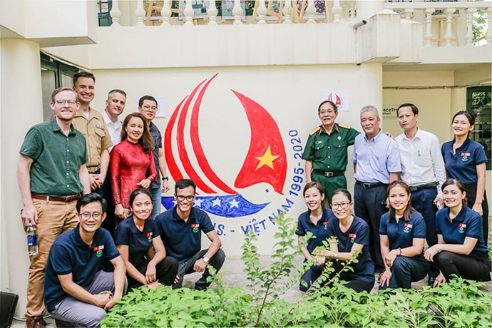 Group photo commemorating the 25th anniversary of U.S.-Vietnam normalized diplomatic relations