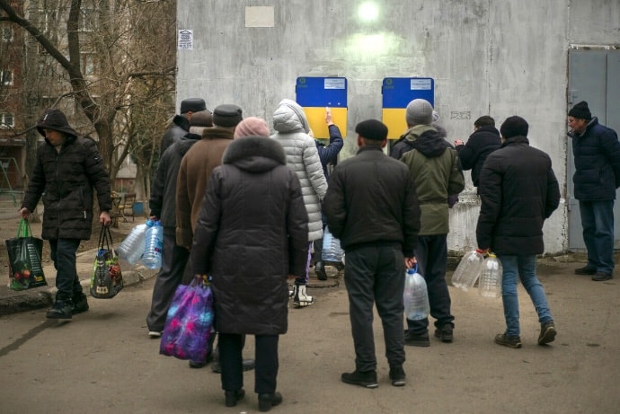 Photo of line to get water